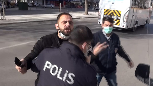 Muayenesiz araçla yakalanan ehliyetsiz sürücü basın mensuplarını darp etti